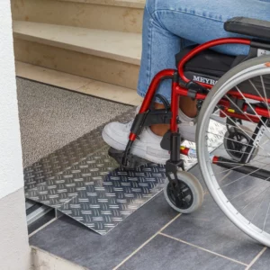 Schwellenloser Übergang zwischen Terrasse und Wohnraum.