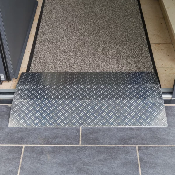 Eine Rollstuhlrampe aus Aluminium mit rutschsicherer Oberfläche