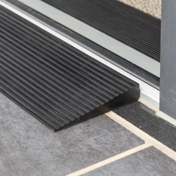 27 Rollstuhlrampe Schwellenkeil Gummi Detail Seitenkante Eine schwarze Gummirampe