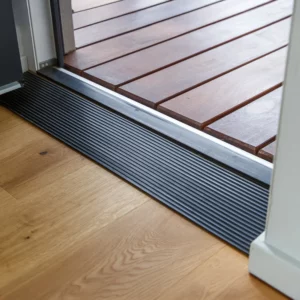 Schwarze Schwellenrampe aus Gummi an der Tür