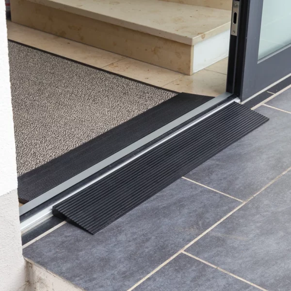 Eine schwarze Schwellenrampe aus Gummi