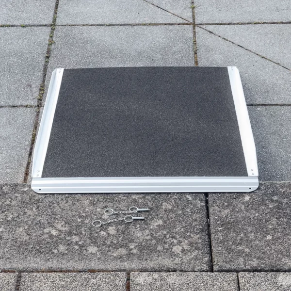 Eine Metallrampe mit schwarzer