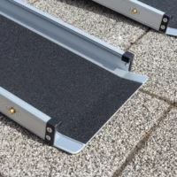 Detailaufnahme der unteren Auflage einer zweiteiligen Rollstuhlrampe